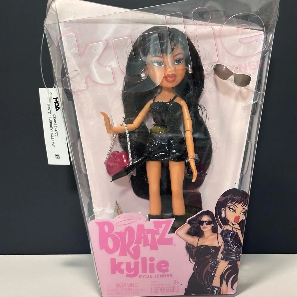Bratz x Kylie Jenner Day Fashion Doll with Accessories and Certificate - Picture 3 of 12